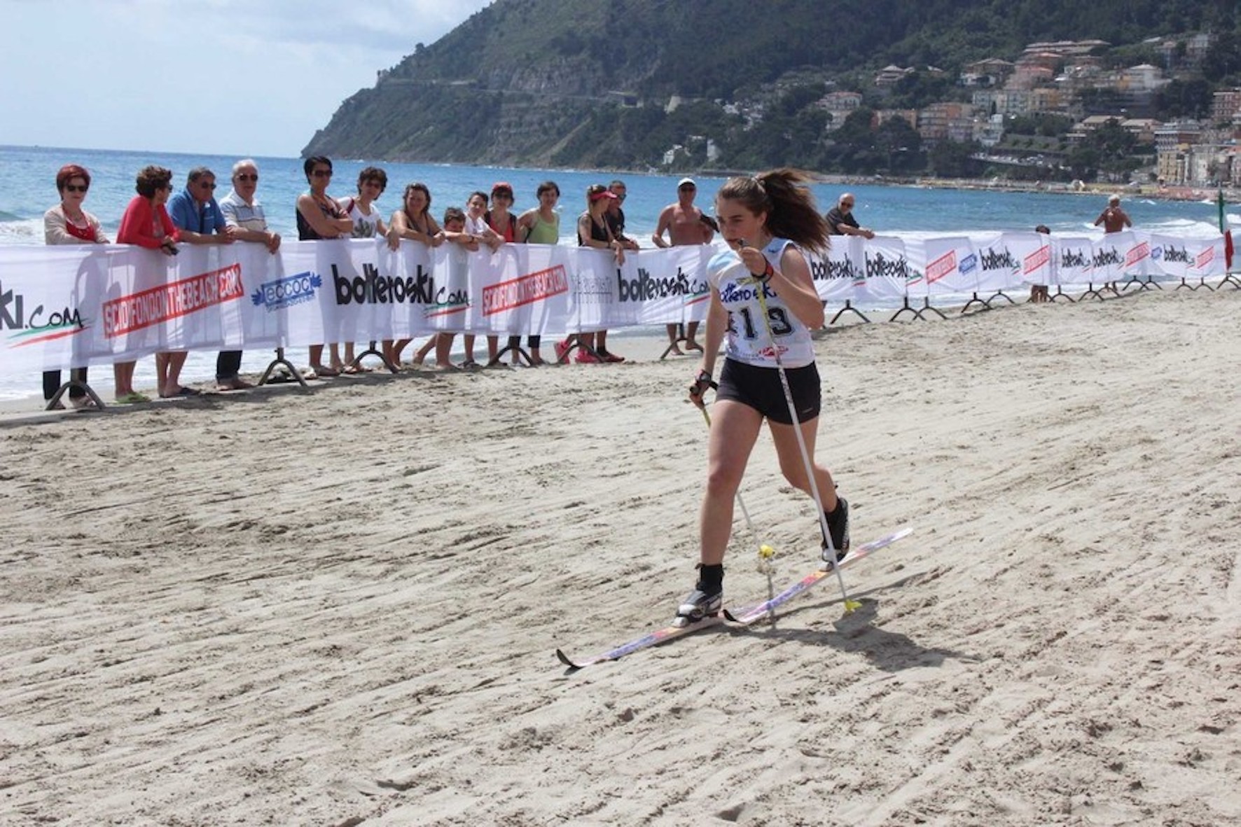 Ventuno squadre da tutto il Nord Italia si sfidano sulla spiaggia di uno dei Borghi più belli d’Italia. Weekend sportivo di grande impatto per sostenere l’Airc