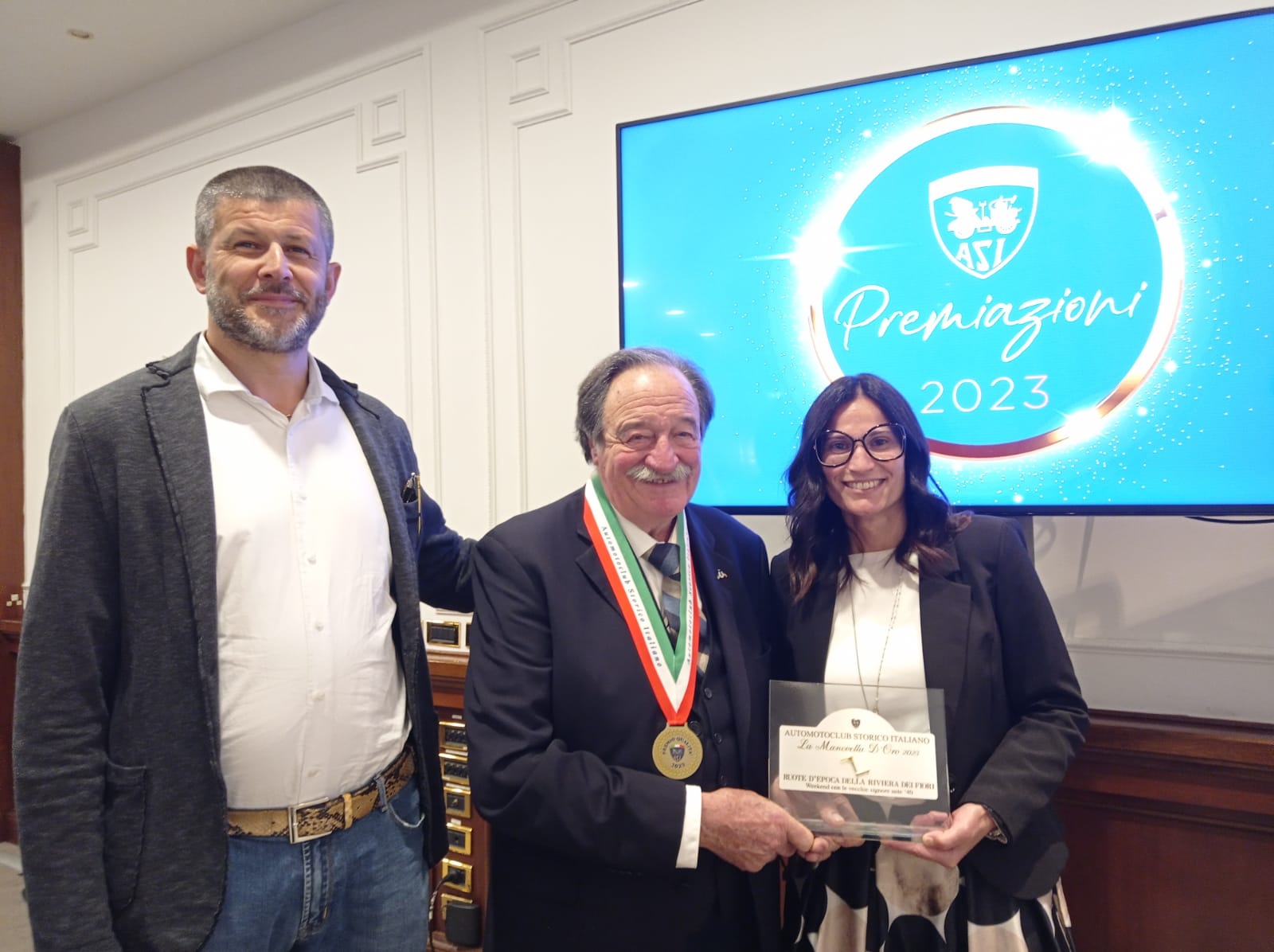 Al Club Ruote d’Epoca Riviera dei Fiori di Villanova d’Albenga il premio qualità 2023 e la Manovella D’oro per il “Weekend con le vecchie signore”