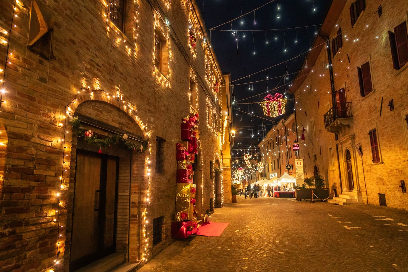 L’immacolata nei borghi più belli d’Italia, Corinaldo (AN) si illumina a festa tra mercatino, luminarie e arte