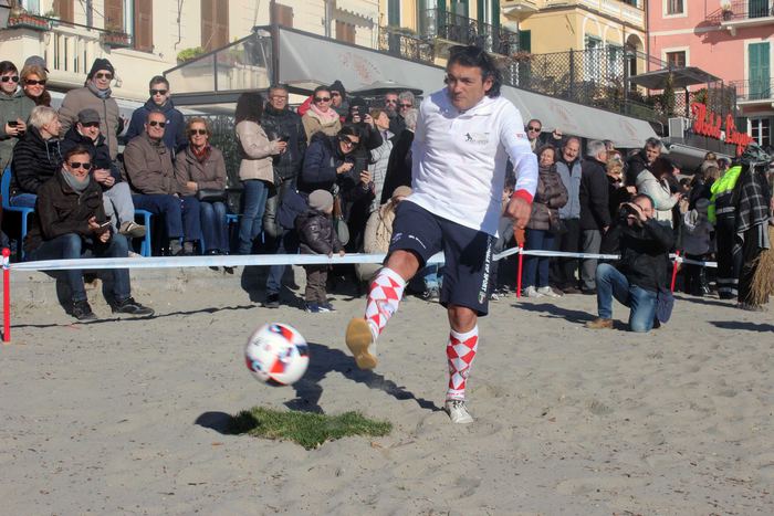 Dalla Serie A alla sabbia, Alassio si prepara per il Footgolf benefico pro AIrc, la festa più “goliardica” dell’Epifania