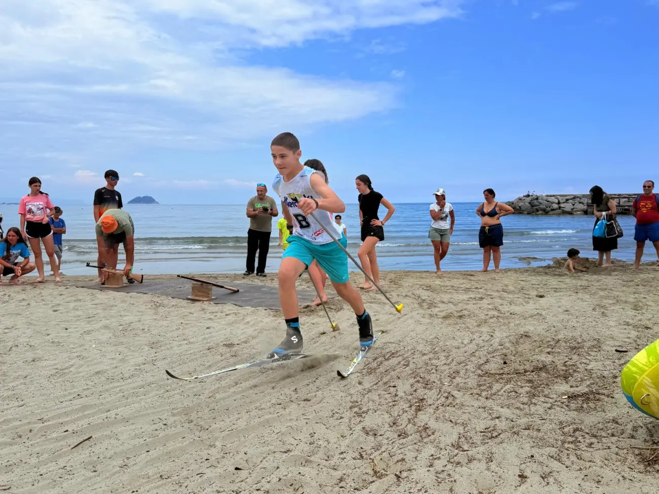 Laigueglia, quando lo Sci di Fondo incontra la sabbia per sostenere l’Airc. Al via la quindicesima edizione con squadre da tutta Italia e grandi campioni Laigueglia, quando lo Sci di Fondo incontra la sabbia per sostenere l’Airc. Al via la quindicesima edizione con squadre da tutta Italia e grandi campioni