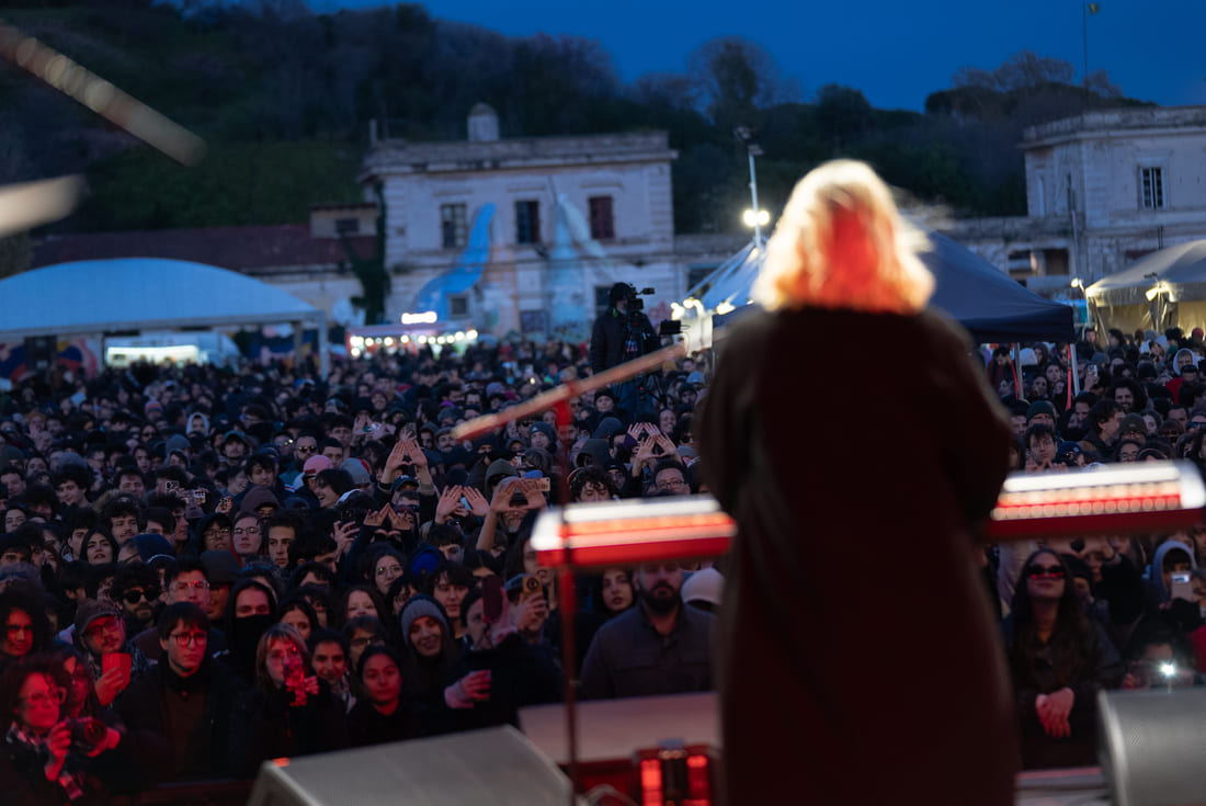 Testaccio Estate 2026: Zen Circus, Sud Sound System, Nada, Gemello, Omar Pedrini, Quintorigo, Fabio Celenza e i grandi format generazionali. Dal 1 giugno alla Città dell’Altra Economia, musica, food, comunità e culture urbane 