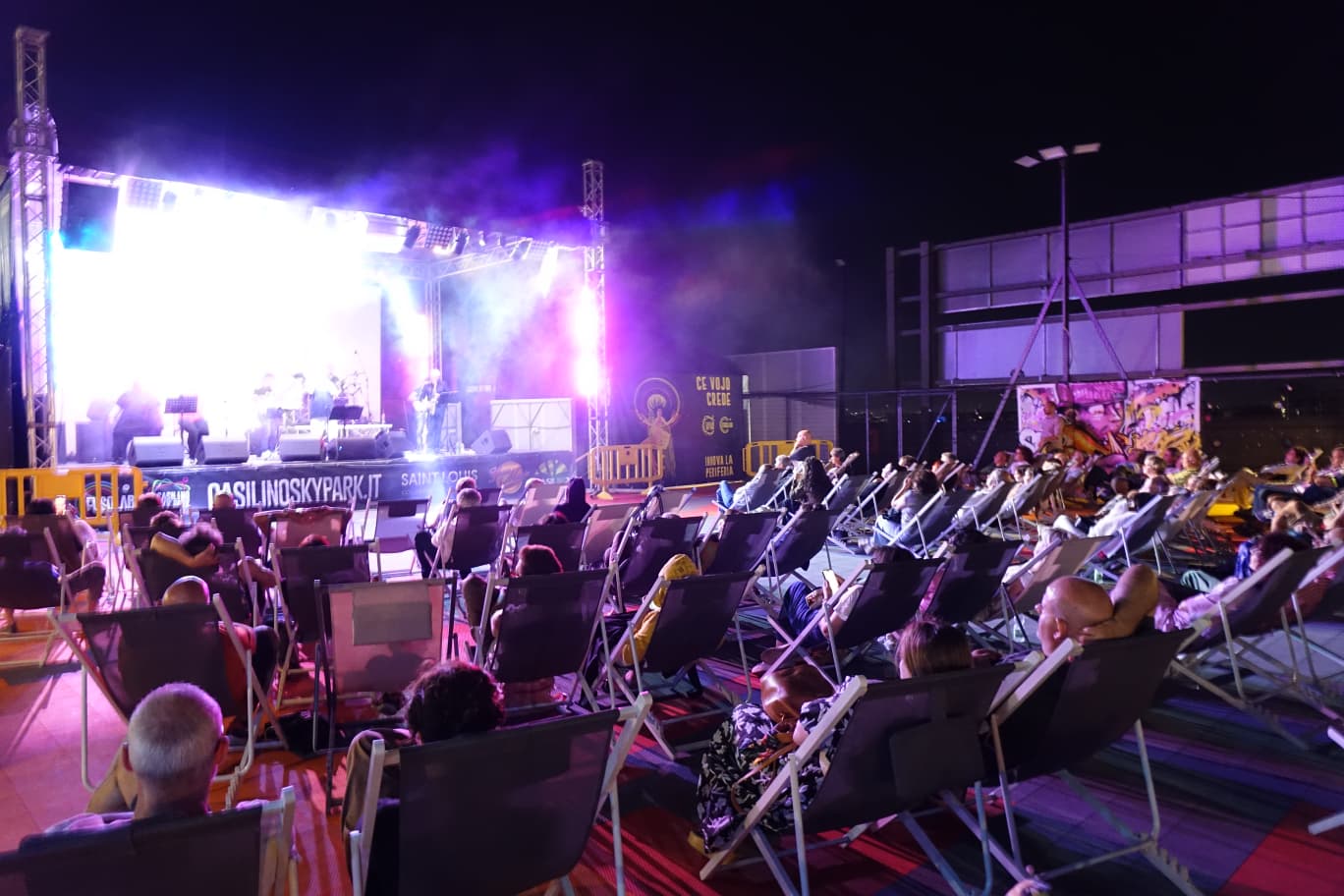Dal cemento al colore. A Roma nasce FLO’ – FuoriLuogO, il festival “sospeso” sul tetto della città con un villaggio tra arte, musica e c Dal cemento al colore. A Roma nasce FLO’ – FuoriLuogO, il festival “sospeso” sul tetto della città con un villaggio tra arte, musica e c