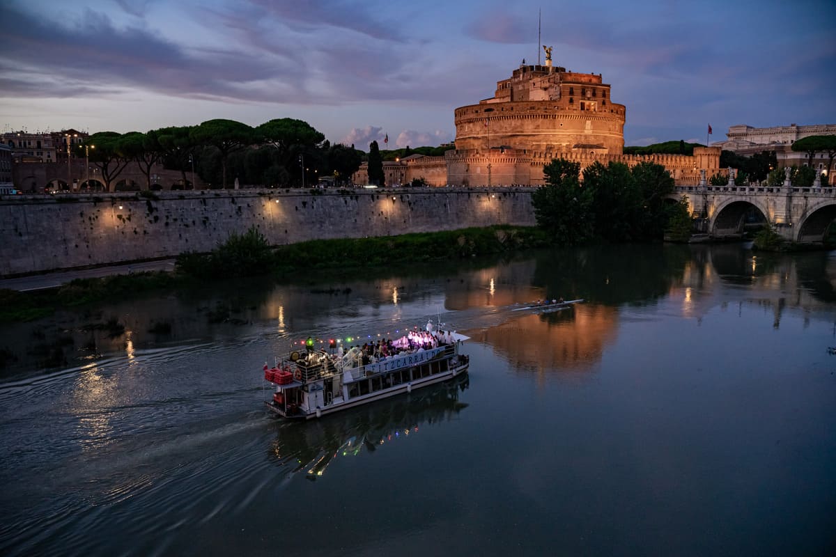 FITZCARRALDO 2026: Roma teatro a cielo aperto sul battello lungo le sponde del Tevere. L’opera lirica risuona nella Città eterna | Dal 2 al 5 settembre