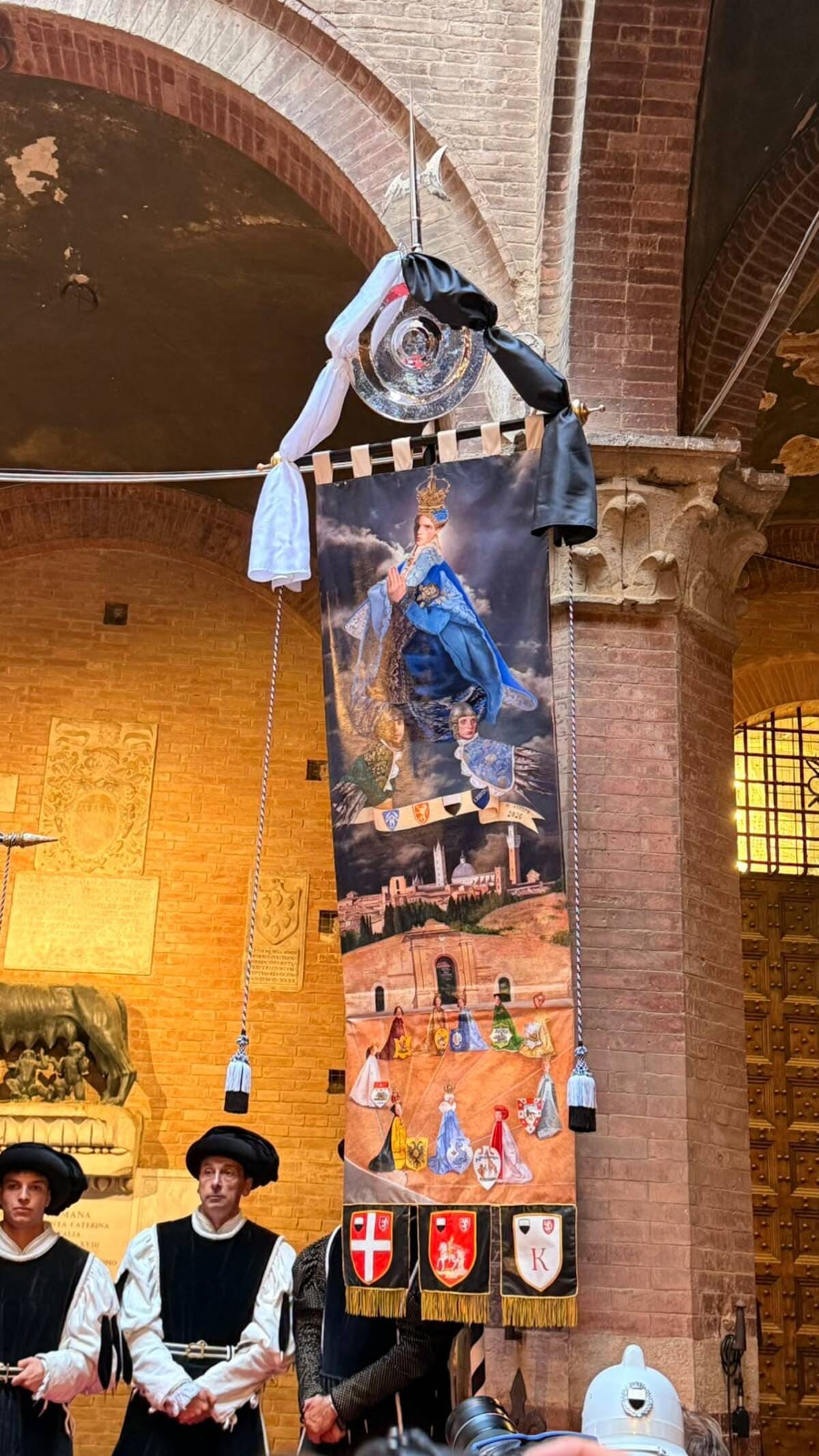 Palio di Siena, svelato il Drappellone firmato Teodora Axente: un omaggio alla città, alla sua storia e alla sua tradizione artistica Palio di Siena, svelato il Drappellone firmato Teodora Axente: un omaggio alla città, alla sua storia e alla sua tradizione artistica